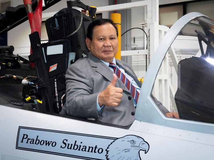 Potret Menhan Naik Jet Tempur Boeing Berstiker Prabowo Subianto