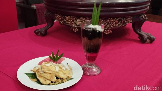 Pisang goreng bertabur degan dan parutan gula Jawa di Blitar
