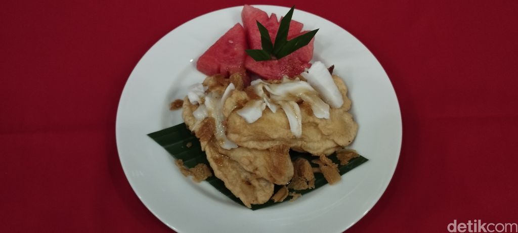 Pisang goreng bertabur degan dan parutan gula Jawa di Blitar