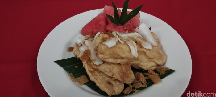 Pisang goreng bertabur degan dan parutan gula Jawa di Blitar