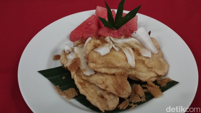 Pisang goreng bertabur degan dan parutan gula Jawa di Blitar