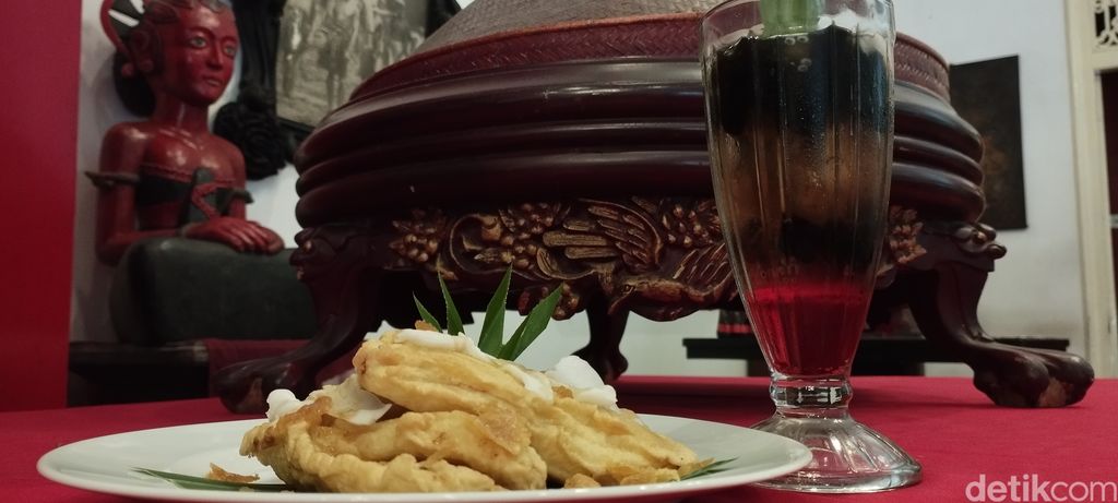 Pisang goreng bertabur degan dan parutan gula Jawa di Blitar