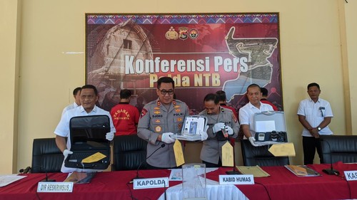Kapolda NTB Irjen Djoko Poerwanto saat merilis kasus dugaan korpsi di Poltekkes Kemenkes Mataram di Polda NTB, Selasa (22/8/2023).