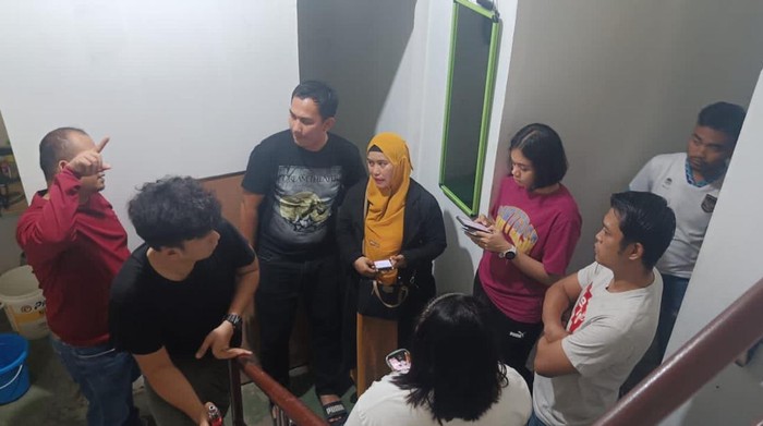 Polisi menggerebek ruko yang diduga dijadikan tempat penampungan PMI Ilegal. (Foto: Dok Polresta Barelang)