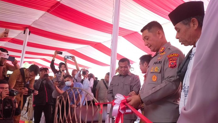 Polisi saat meresmikan Kampung Bebas Narkoba di Lembang, KBB