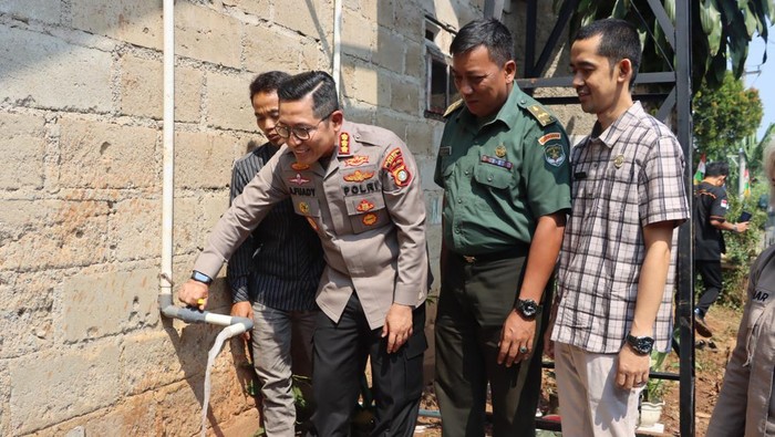 Polres Depok beri bantuan sumur bor dan pompa air untuk warga