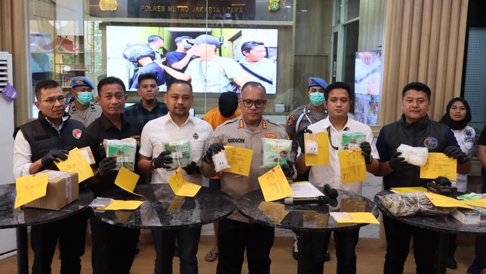 Polres Metro Jakut merilis pengungkapan kasus narkoba dengan tersangka tangkap kurir sabu dan barang bukti 5 kg. Kurir berinisial RD ditangkap di Kampung Beting, Tugu, Koja.