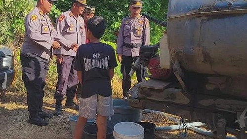 Polsek Kubu saat melakukan penyaluran air bersih kepada masyarakat yang ada di Desa Tianyar Barat, Kecamatan Kubu, Kabupaten Karangasem Selasa (22/8/2023).