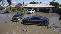Badai Tropis Hilary itu sebelumnya mendarat sekitar 250 km dari selatan kota Ensenada, sebelum kemudian bergerak menuju utara ke kota Tijuana, kota terbesar kedua di Meksiko. Di seberang perbatasan, tepatnya di negara bagian California, AS, setidaknya sembilan juta orang berada di bawah peringatan tentang banjir bandang. AP/Mark J. Terrill  