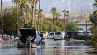 Badai Tropis Hilary yang menerjang wilayah perbatasan Meksiko dengan Amerika Serikat (AS), telah menyebabkan kota-kota di semenanjung Baja California di Meksiko terendam banjir. AP/Mark J. Terrill  