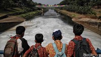 Dia menjelaskan kondisi sungai-sungai yang kritis juga membuat air di KBT surut saat musim kemarau. Menurutnya, sungai-sungai yang mengalir ke KBT tidak memiliki mata air yang cukup.