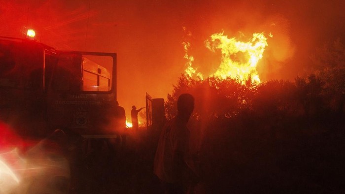 A wildfire burns a house in Avantas village, near Alexandroupolis town, in the northeastern Evros region, Greece, Monday, Aug. 21, 2023. Gale-force winds are fanning the flames of wildfires across Greece, including 53 new blazes that broke out early Monday amid hot, dry and windy weather that has sucked moisture from vegetation. (AP Photo/Achilleas Chiras)