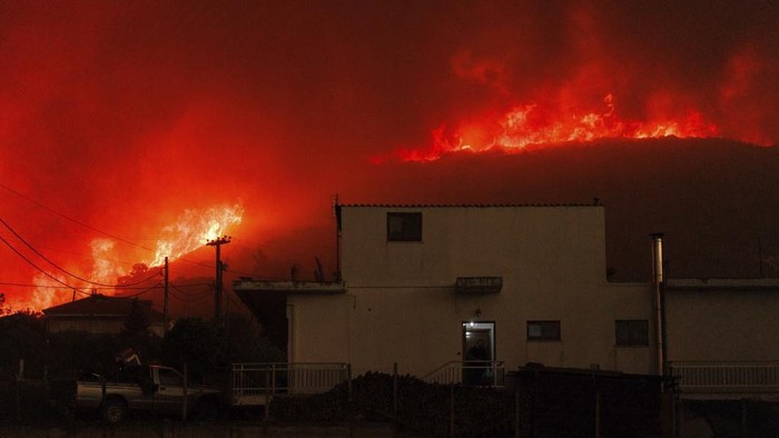 Potret Ngeri Api Merah Membara Membakar Hutan di Yunani A wildfire burns a house in Avantas village, near Alexandroupolis town, in the northeastern Evros region, Greece, Monday, Aug. 21, 2023. Gale-force winds are fanning the flames of wildfires across Greece, including 53 new blazes that broke out early Monday amid hot, dry and windy weather that has sucked moisture from vegetation. (AP Photo/Achilleas Chiras)