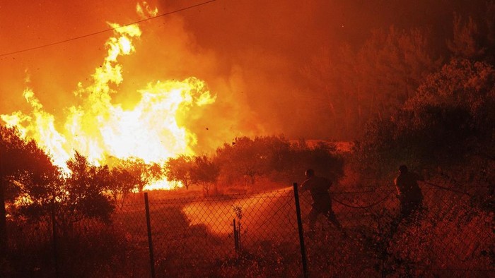 Potret Ngeri Api Merah Membara Membakar Hutan di Yunani A wildfire burns a house in Avantas village, near Alexandroupolis town, in the northeastern Evros region, Greece, Monday, Aug. 21, 2023. Gale-force winds are fanning the flames of wildfires across Greece, including 53 new blazes that broke out early Monday amid hot, dry and windy weather that has sucked moisture from vegetation. (AP Photo/Achilleas Chiras)