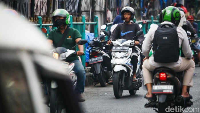 Potret Pemotor +62 Nggak Kapok-kapok Lawan Arah Sejumlah pemotor melawan arah di Pasar Ciputat, Tangerang Selatan, Selasa (22/8/2023) sekitar pukul 15.45 WIB. Pemotor melawan arah karena jauhnya lokasi u-turn.