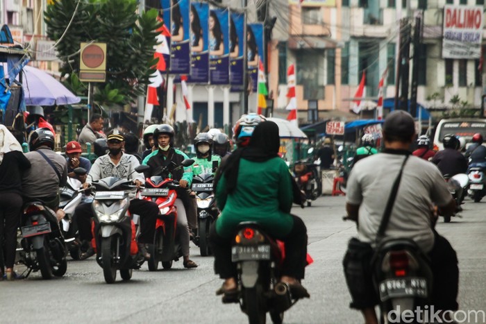 Sejumlah pemotor melawan arah di Pasar Ciputat, Tangerang Selatan, Selasa (22/8/2023) sekitar pukul 15.45 WIB. Pemotor melawan arah karena jauhnya lokasi u-turn.