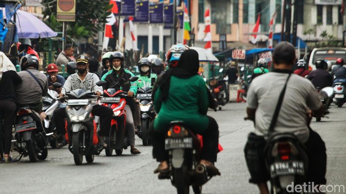 Sejumlah pemotor melawan arah di Pasar Ciputat, Tangerang Selatan, Selasa (22/8/2023) sekitar pukul 15.45 WIB. Pemotor melawan arah karena jauhnya lokasi u-turn.