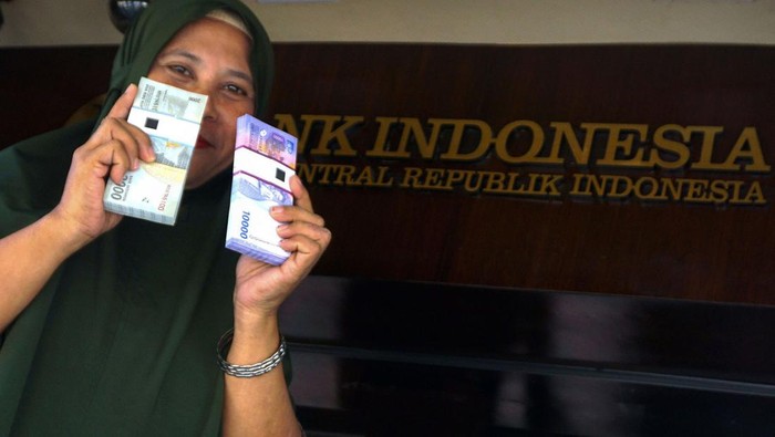 Warga menunjukkan uang yang baru ditukarkan di mobil kas keliling Kantor Perwakilan (KPw) Bank Indonesia (BI) Provinsi Gorontalo di Pasar Tapa, Kabupaten Bone Bolango, Gorontalo, Selasa (22/8/2023). BI Provinsi Gorontalo membuka pelayanan penukaran uang lusuh, rusak atau tidak layak edar dengan menyiapkan uang kartal sebesar Rp150 juta yang dapat ditukarkan masyarakat dengan mendaftar melalui aplikasi. ANTARA FOTO/Adiwinata Solihin/Spt.