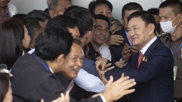 Potret Thaksin Shinawatra Kembali ke Thailand Usai 15 Tahun di Pengasingan Thailand's former Prime Minister Thaksin Shinawatra, second right, is greeted by supporters on his arrival at Don Muang airport in Bangkok, Thailand, Tuesday, Aug. 22, 2023. (AP Photo/Wason Wanichakorn)