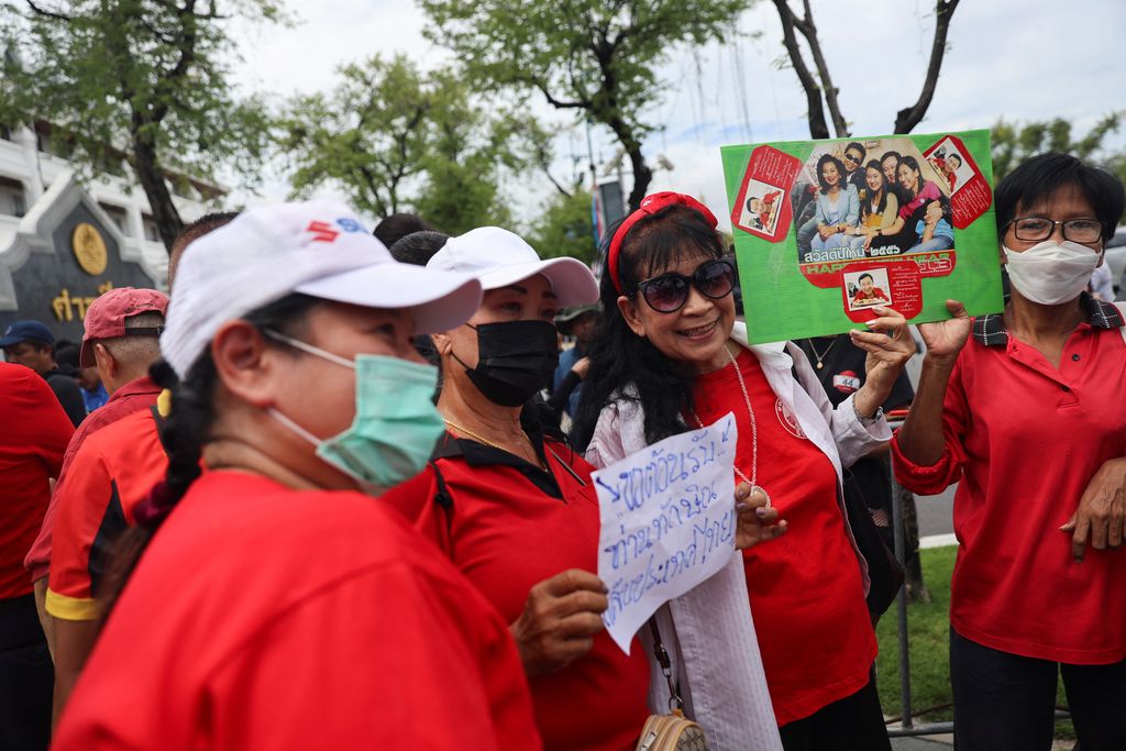 Supporters wait ahead of the expected arrival of former Thai Prime Minister Thaksin Shinawatra, who ended almost two decades of self-imposed exile with his return to Thailand, at the Supreme Court in Bangkok, Thailand August 22, 2023. REUTERS/Chalinee Thirasupa