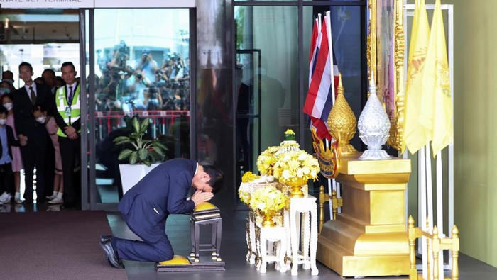 Former Thai Prime Minister Thaksin Shinawatra, who is expected to be arrested upon his return as he ends almost two decades of self-imposed exile, offers prayers at Don Mueang airport in Bangkok, Thailand August 22, 2023. REUTERS/Athit Perawongmetha