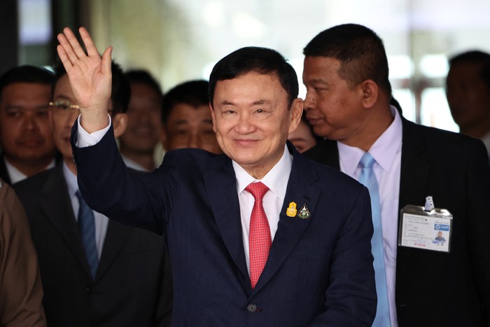 Former Thai Prime Minister Thaksin Shinawatra, who is expected to be arrested upon his return as he ends almost two decades of self-imposed exile, waves at Don Mueang airport in Bangkok, Thailand August 22, 2023. REUTERS/Athit Perawongmetha