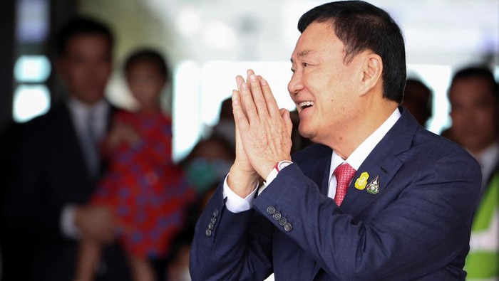Former Thai Prime Minister Thaksin Shinawatra, who is expected to be arrested upon his return as he ends almost two decades of self-imposed exile, gestures at Don Mueang airport in Bangkok, Thailand August 22, 2023. REUTERS/Athit Perawongmetha