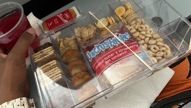 Pramugari rampas kotak camilan penumpang