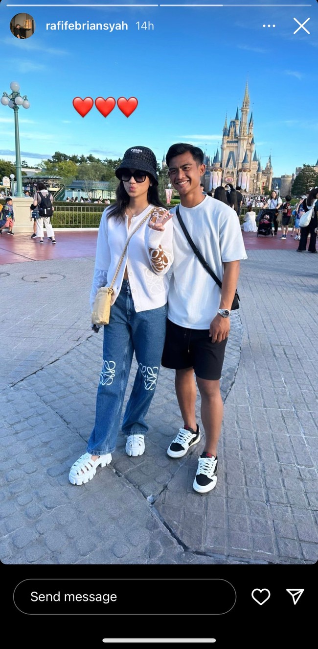 Belum pernah menampilkan potret bersama, begini kemesraan Pratama Arhan dan Azizah Salsha yang dibagikan salah satu teman mereka. Foto: Instagram