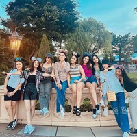 Dalam postingan yang diunggah Fuji, Arhan dan Zize tampak menikmati waktu mereka di Disneyland Tokyo. Foto: Instagram