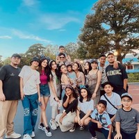 Pratama Arhan dan Azizah Salsha telah resmi menjadi suami istri. Mereka pun memanfaatkan masa bulan madu untuk jalan-jalan bersama teman-teman yang menghadiri pernikahan mereka. Foto: Instagram