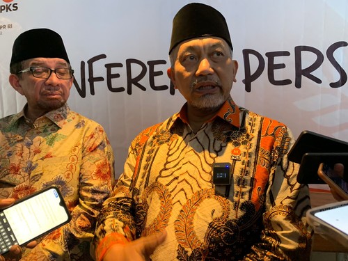 Presiden PKS Ahmad Syaikhu (kanan) saat konferensi pers lomba pidato bung karno di Badung, Selasa (22/8/2023). (Rizki Setyo Samudero)