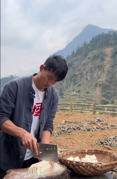 Pria Tampan Ini Viral Karena Sering Masak di Alam Terbuka