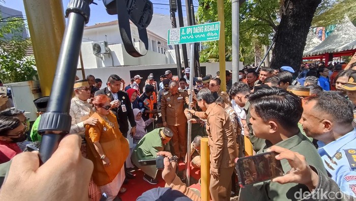 Prosesi pemasangan plang nama Jalan Opu Daeng Risadju dari sebelumnya Jalan Cenderawasih Makassar.