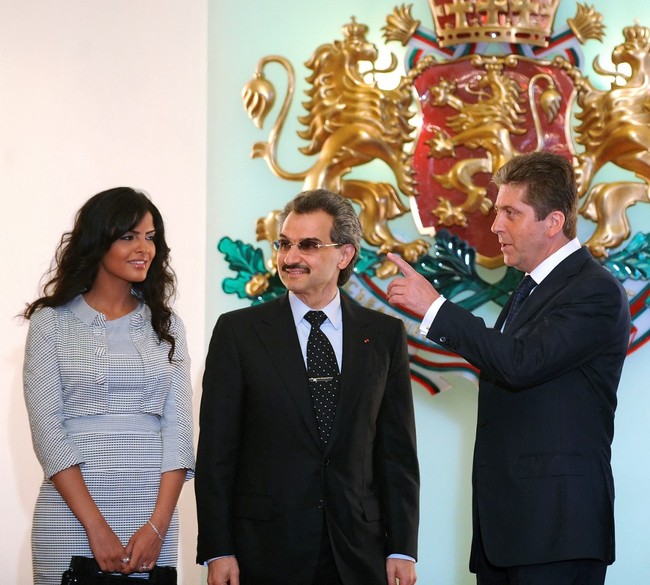 Inilah momen kebersamaan Pangeran Al Waleed bin Talal dan Putri Ameera Al Taweel saat masih menikah. Keduanya datang ke Bulgaria karena Pangeran Al Waleed menerima penghargaan dari Presiden Bulgarian Georgi Parvanov pada 2009. Foto: Dok. AP, AFP