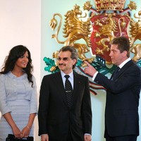 Inilah momen kebersamaan Pangeran Al Waleed bin Talal dan Putri Ameera Al Taweel saat masih menikah. Keduanya datang ke Bulgaria karena Pangeran Al Waleed menerima penghargaan dari Presiden Bulgarian Georgi Parvanov pada 2009. Foto: Dok. AP, AFP