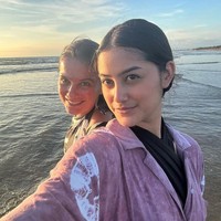 Beberapa kali, pemilik nama panjang Raia Chandara Wahab itu juga berbagi momen bersama sang ibunda dan ayahnya. “Ya ampun cantiknyaaaa, mirip mamanya @dominique_sanda pas jadi mba yul,” tulis akun Instagram @mynameirena***. Foto: Instagram @raiawahab