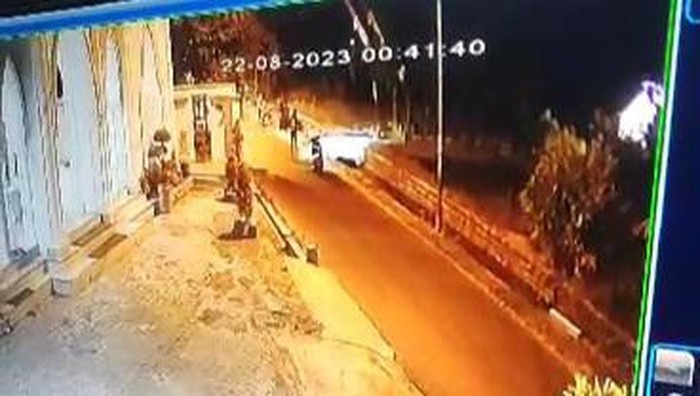 Rekaman CCTV pembacokan gerombolan pemotor di Mojokerto