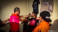 Salah seorang anggota polisi menjadi pemeran pengganti korban.  