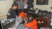 Adegan berlanjut di kamar kos Zidan. Keduanya sempat berbincang.  