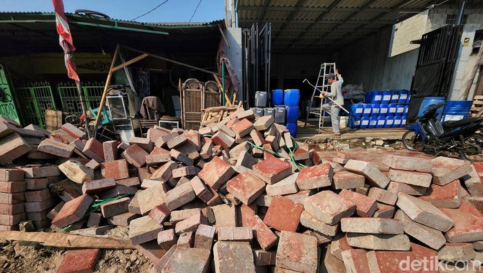Revitalisasi Trotoar di Larangan Kota Tangerang Tumpukan material tampak berserakan pada proyek revitalisasi trotoar di Jl HOS Cokroaminoto, Kreo, Larangan, Kota Tangerang, Banten, Selasa (22/8/2023). Pemandangan ini sudah lebih dari satu pekan terakhir. Warga berharap proyek tersebut berjalan lebih cepat lantaran debu yang dihasilkan mengganggu aktivitas sehari-hari. Selain itu, operasional sejumlah toko cukup terdampak lantaran akses pintu masuk dan bagian depan toko terhambat aktivitas proyek ini. Kawasan Kreo Larangan merupakan daerah yang berbatasan langsung dengan wilayah Pesanggrahan, Jakarta Selatan.
