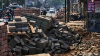 Selain itu, operasional sejumlah toko cukup terdampak lantaran akses pintu masuk dan bagian depan toko terhambat aktivitas proyek ini.  