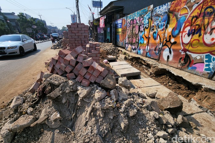 Tumpukan material tampak berserakan pada proyek revitalisasi trotoar di Jl HOS Cokroaminoto, Kreo, Larangan, Kota Tangerang, Banten, Selasa (22/8/2023). Pemandangan ini sudah lebih dari satu pekan terakhir. Warga berharap proyek tersebut berjalan lebih cepat lantaran debu yang dihasilkan mengganggu aktivitas sehari-hari. Selain itu, operasional sejumlah toko cukup terdampak lantaran akses pintu masuk dan bagian depan toko terhambat aktivitas proyek ini. Kawasan Kreo Larangan merupakan daerah yang berbatasan langsung dengan wilayah Pesanggrahan, Jakarta Selatan.
