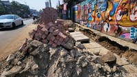 Material proyek revitalisasi menumpuk di pinggir Jalan HOS Cokroaminoto, Kreo, Larangan, Kota Tangerang, Banten, Selasa (22/8/2023).  