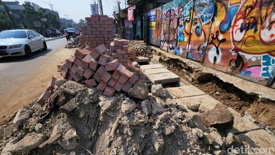Trotoar di Jalan HOS Cokroaminoto Kota Tangerang Direvitalisasi