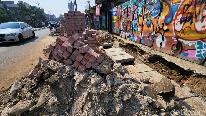 Revitalisasi Trotoar di Larangan Kota Tangerang Tumpukan material tampak berserakan pada proyek revitalisasi trotoar di Jl HOS Cokroaminoto, Kreo, Larangan, Kota Tangerang, Banten, Selasa (22/8/2023). Pemandangan ini sudah lebih dari satu pekan terakhir. Warga berharap proyek tersebut berjalan lebih cepat lantaran debu yang dihasilkan mengganggu aktivitas sehari-hari. Selain itu, operasional sejumlah toko cukup terdampak lantaran akses pintu masuk dan bagian depan toko terhambat aktivitas proyek ini. Kawasan Kreo Larangan merupakan daerah yang berbatasan langsung dengan wilayah Pesanggrahan, Jakarta Selatan.