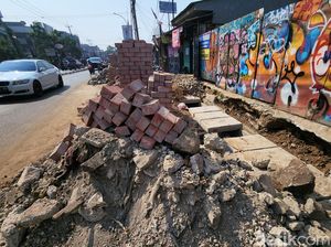 Trotoar di Jalan HOS Cokroaminoto Kota Tangerang Direvitalisasi