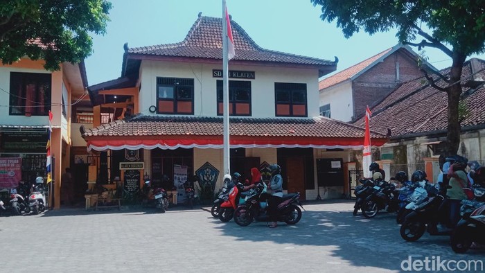 SDN 1 Klaten ternyata dulunya bernama Sekolah Standaard Boemi Poetra yang berdiri tahun 1934. Kemudian sempat berganti nama menjadi Vervolg School pada 1 Agustus 1935.
Foto diunggah Selasa (22/8/2023).