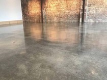 Kelebihan dan Kekurangan Lantai Semen Ekspos buat Rumah Industrial