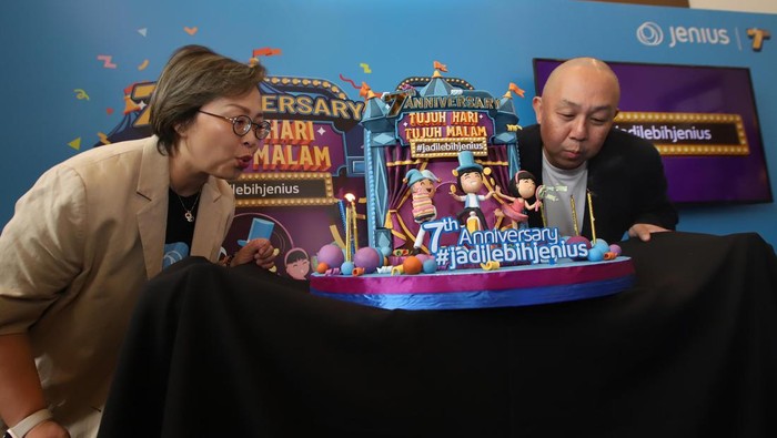 JAKARTA,22/8-ULANG TAHUN KETUJUH JENIUS. Digital Banking Head Bank BTPN Irwan Tisnabudi (kanan) didampingi Digital Banking Acquisition, Service & Marketing Head Bank BTPN Anita Ekasari (kiri)  meniup lilin saat  perayaan ulang tahun ke-7 Jenius dari Bank BTPN di Jakarta, Selasa (22/8/2023). Perayaan Ketujuh Jenius menghadirkan program 7 hari 7 malam #jadilebihjenius dengan beragam penawaran spesial dan terus berkomitmen menghadirkan layanan finansial yang lengkap dan relevan bagi masyarakat digital savvy melalui proses kokreasi dan kolaborasi di usianya yang genap tujuh tahun. Hingga akhir Juni 2023 Jenius menunjukan tren pertumbuhan yang kuat dengan mencatatkan pertumbuhan pengguna sebesar 19% secara tahun ke tahun menjadi 4,8 juta.  KONTAN/Fransiskus Simbolon